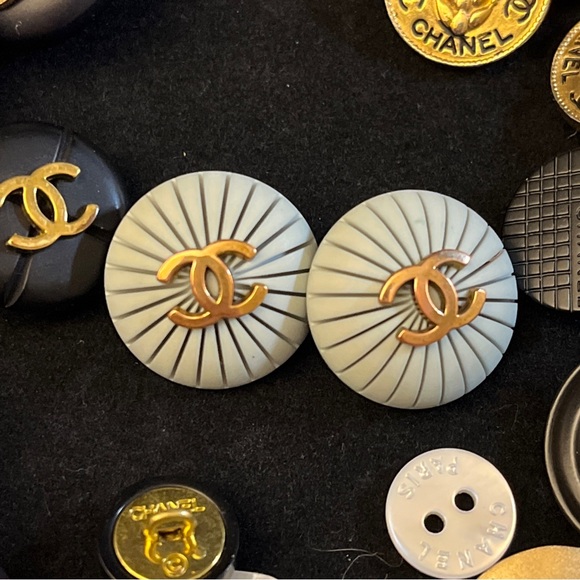 đź’”SOLD AUTHENTIC!! Lot Of 2 Chanel Vintage CC Buttons Pale Blue Gold 1990s R1 - Picture 8 of 8
